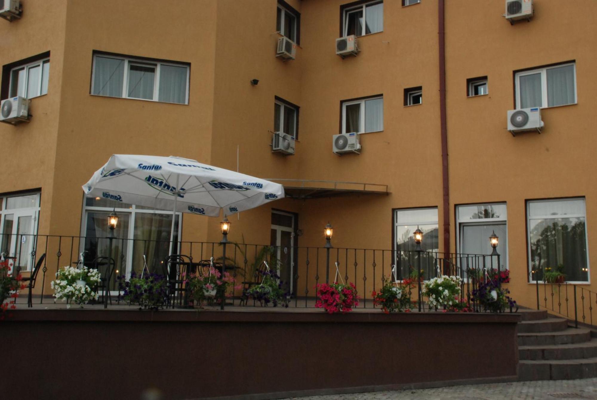 Hotel Liliacul Cluj-Napoca Exteriör bild